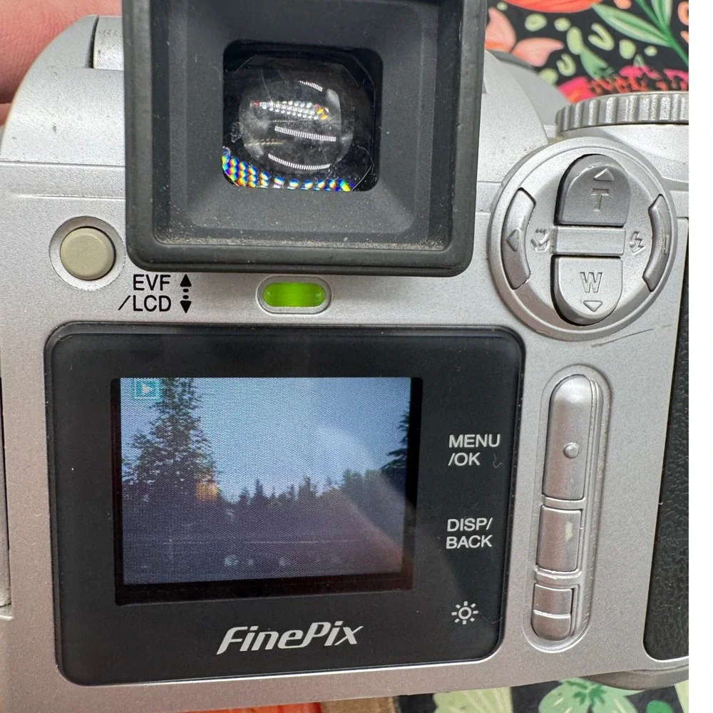 Fujifilm FinePix S3100 Digital Camera 4.0MP 6x Optical Zoom Silver Vintage‎ Y2K